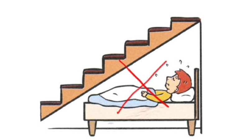 Không kê giường ngủ dưới gầm cầu thang